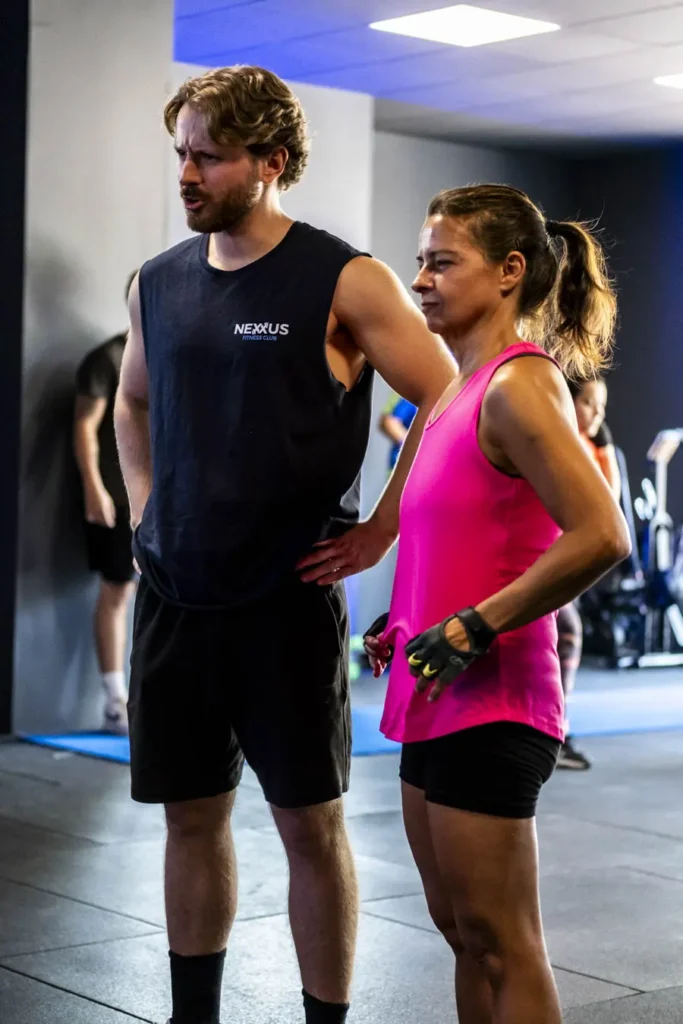 imagen dos personas mujer y entrenador asistiendo en Centro Nexxus